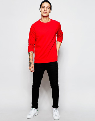 Un jean à porter avec un sweat-shirt rouge