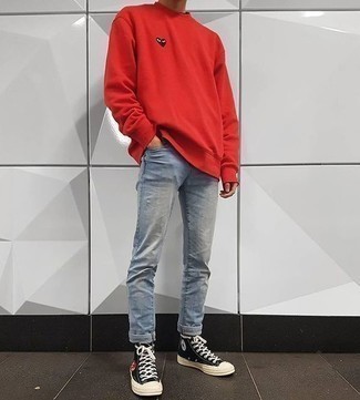 Un jean à porter avec un sweat-shirt rouge