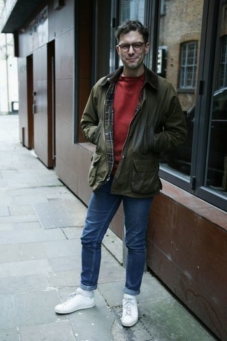 Un jean à porter avec un sweat-shirt rouge