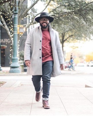 Un jean à porter avec un sweat-shirt rouge