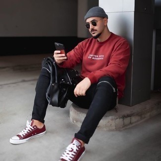 Un jean à porter avec un sweat-shirt rouge quand il fait frais