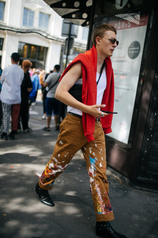 Un jean à porter avec un sweat-shirt rouge