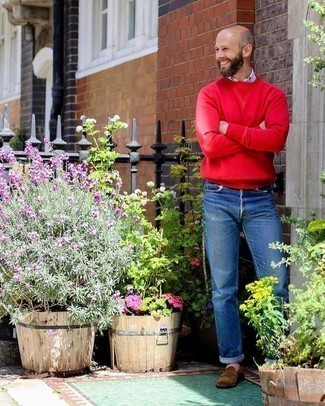Un jean à porter avec un sweat-shirt rouge