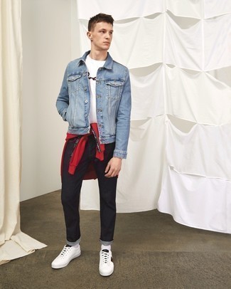Un jean à porter avec un sweat-shirt rouge