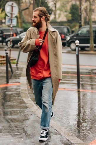 Un jean à porter avec un sweat-shirt rouge
