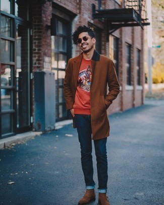 Un jean à porter avec un sweat-shirt rouge quand il fait frais