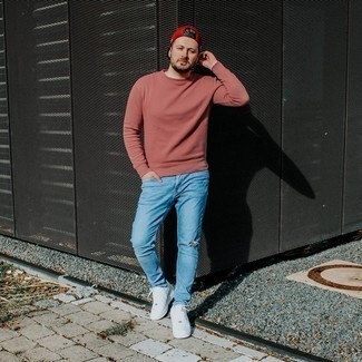 Un jean à porter avec un sweat-shirt rouge