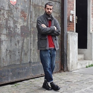 Un jean à porter avec un sweat-shirt rouge