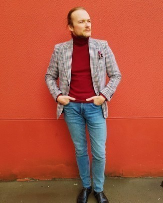 Un blazer à porter avec un pull à col roulé rouge