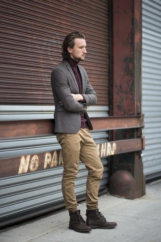 Un blazer à porter avec un pull à col roulé rouge