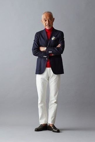 Un blazer à porter avec un pull à col roulé rouge