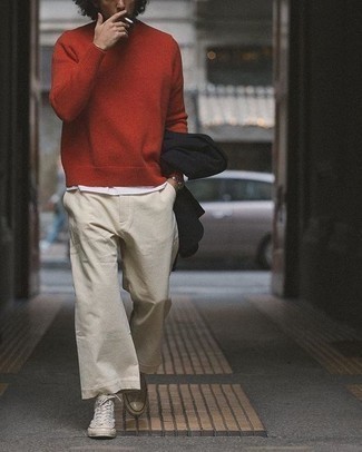 Un blazer à porter avec un pull à col roulé rouge pour un style decontractés