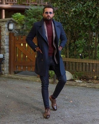 Un blazer à porter avec un pull à col roulé rouge pour un style chic decontractés