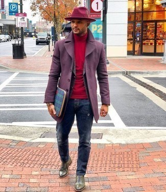 Un blazer à porter avec un pull à col roulé rouge