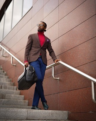 Un blazer à porter avec un pull à col roulé rouge