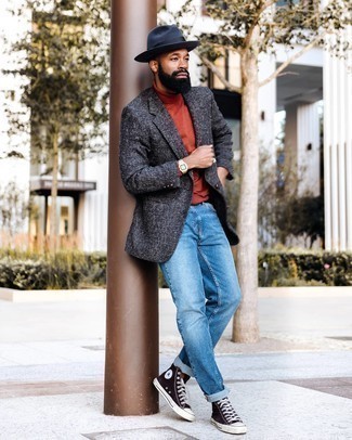 Un blazer à porter avec un pull à col roulé rouge