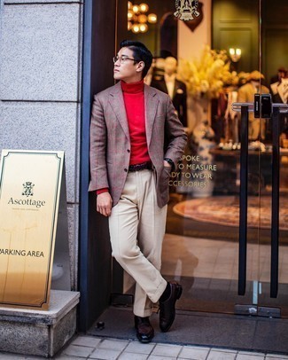 Un blazer à porter avec un pull à col roulé rouge