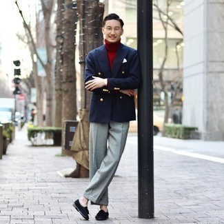 Un blazer à porter avec un pull à col roulé rouge