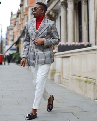 Un blazer à porter avec un pull à col roulé rouge