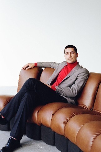Un blazer à porter avec un pull à col roulé rouge