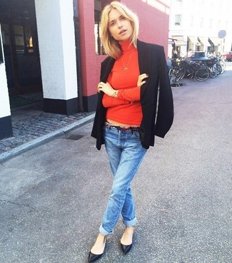 Comment porter un pull à col roulé rouge