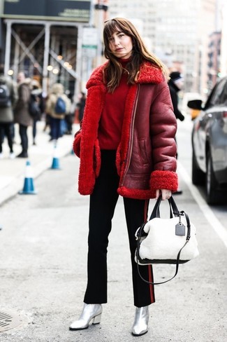 Comment porter un pull à col roulé rouge pour un style elégantes