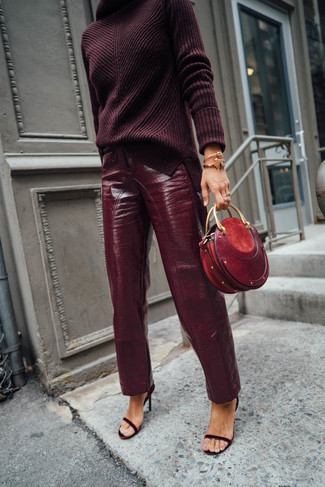 Comment porter un pull à col roulé rouge pour un style elégantes