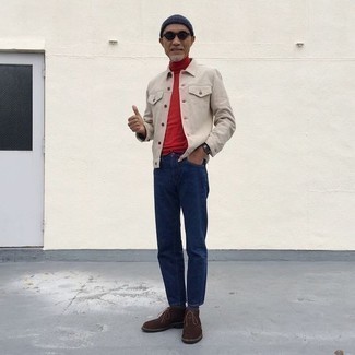 Comment porter un pull à col roulé rouge pour un style chic decontractés