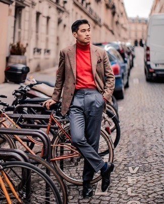 Comment porter un pull à col roulé rouge pour un style chic decontractés quand il fait chaud