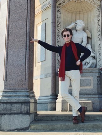 Comment porter un pull à col roulé rouge pour un style chic decontractés