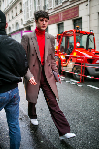Comment porter un pull à col roulé rouge pour un style chic decontractés