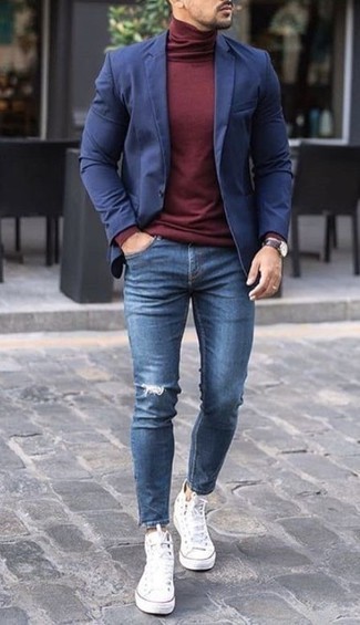 Comment porter un pull à col roulé rouge pour un style relax