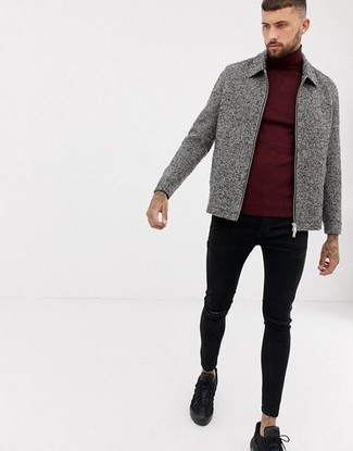 Comment porter un pull à col roulé rouge pour un style relax