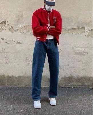 Comment porter une veste universitaire rouge