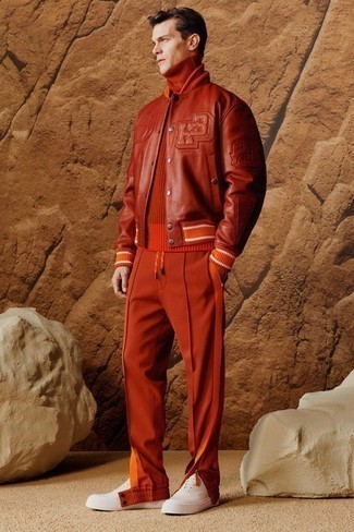 Comment porter une veste universitaire rouge