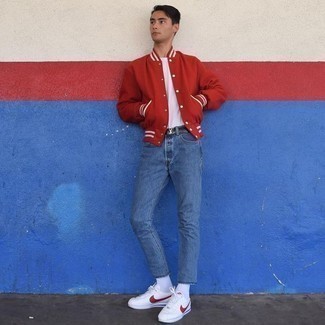 Comment porter une veste universitaire rouge