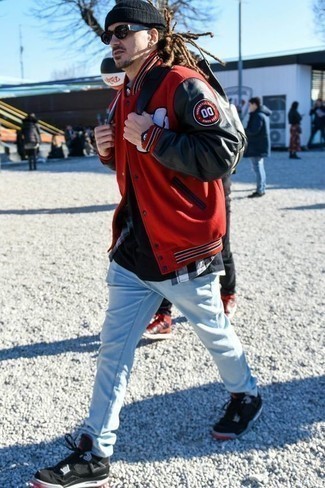 Comment porter une veste universitaire rouge