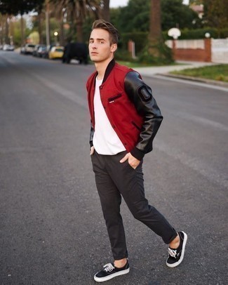 Comment porter une veste universitaire rouge