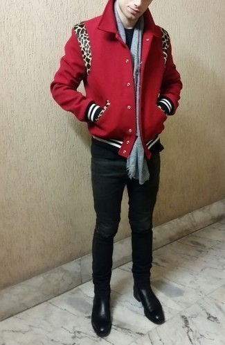 Comment porter une veste universitaire rouge