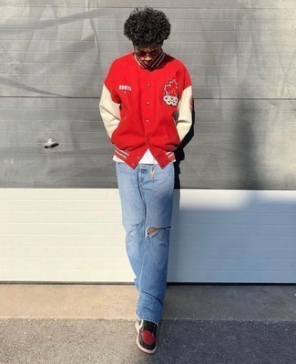 Comment porter une veste universitaire rouge