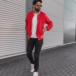 Comment porter une veste universitaire rouge