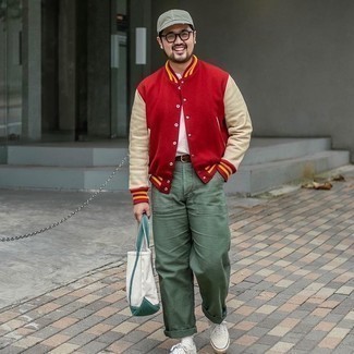 Comment porter une veste universitaire rouge