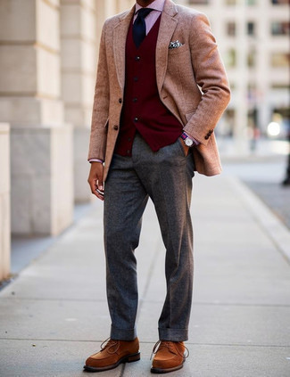 Comment porter une chemise de ville à rayures verticales rouge