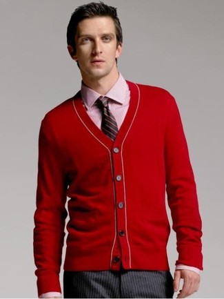 Comment porter une chemise de ville à rayures verticales rouge