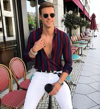 Comment porter une chemise de ville à rayures verticales rouge