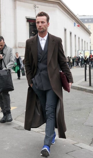 Comment porter une pochette rouge quand il fait frais