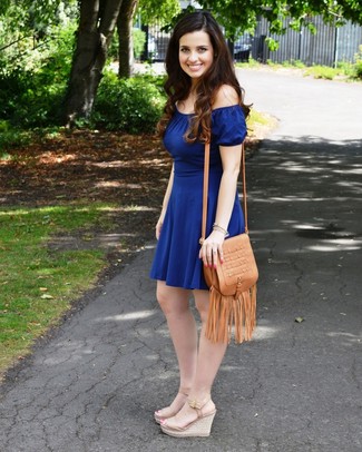 Comment porter des sandales compensées en cuir marron clair: Porte un robe à épaules dénudées bleu marine pour une impression décontractée. Rehausse cet ensemble avec une paire de sandales compensées en cuir marron clair.