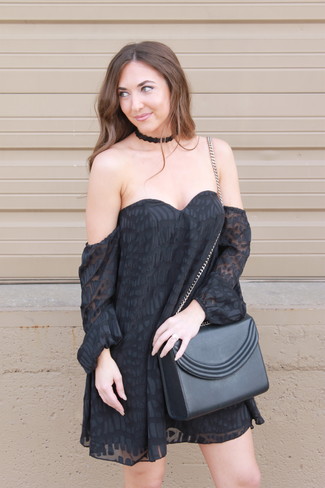 Comment porter un sac bandoulière en cuir noir: Associe un robe à épaules dénudées en chiffon noir avec un sac bandoulière en cuir noir pour créer un look génial et idéal le week-end.