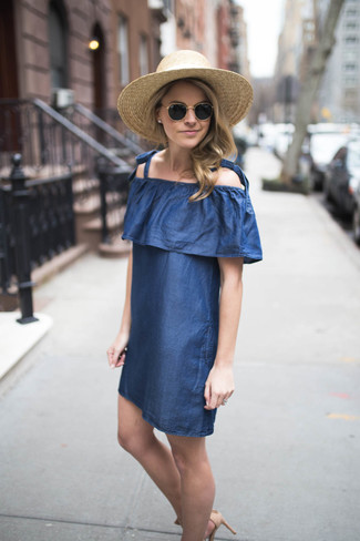 Comment porter un chapeau de paille marron clair: Harmonise un robe à épaules dénudées en denim bleu avec un chapeau de paille marron clair pour créer un look génial et idéal le week-end.