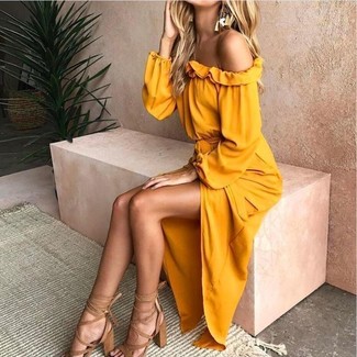 Comment porter des sandales à talons en cuir marron clair: Pense à porter un robe à épaules dénudées jaune pour un look idéal le week-end. Une paire de sandales à talons en cuir marron clair est une option parfait pour complèter cette tenue.